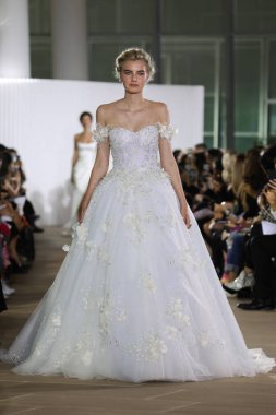 New York, Ny - 5 Ekim: Ines Di Santo Fall 2020 Gelinlik Runway Show 'unda 5 Ekim 2019' da New York 'ta bir model podyumda yürüyor..