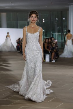 New York, Ny - 5 Ekim: Ines Di Santo Fall 2020 Gelinlik Runway Show 'unda 5 Ekim 2019' da New York 'ta bir model podyumda yürüyor..