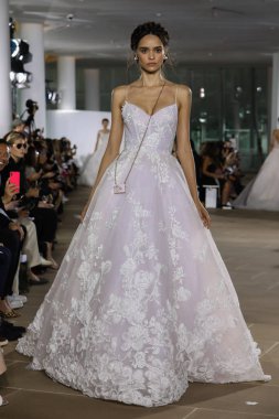 New York, Ny - 5 Ekim: Ines Di Santo Fall 2020 Gelinlik Runway Show 'unda 5 Ekim 2019' da New York 'ta bir model podyumda yürüyor..
