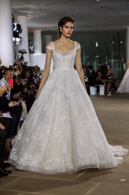 New York, Ny - 5 Ekim: Ines Di Santo Fall 2020 Gelinlik Runway Show 'unda 5 Ekim 2019' da New York 'ta bir model podyumda yürüyor..