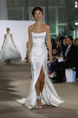 New York, Ny - 5 Ekim: Ines Di Santo Fall 2020 Gelinlik Runway Show 'unda 5 Ekim 2019' da New York 'ta bir model podyumda yürüyor..