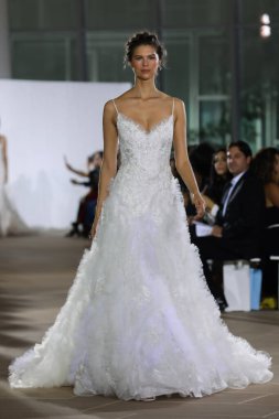 New York, Ny - 5 Ekim: Ines Di Santo Fall 2020 Gelinlik Runway Show 'unda 5 Ekim 2019' da New York 'ta bir model podyumda yürüyor..