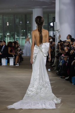 New York, Ny - 5 Ekim: Ines Di Santo Fall 2020 Gelinlik Runway Show 'unda 5 Ekim 2019' da New York 'ta bir model podyumda yürüyor..