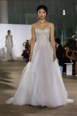 New York, Ny - 5 Ekim: Ines Di Santo Fall 2020 Gelinlik Runway Show 'unda 5 Ekim 2019' da New York 'ta bir model podyumda yürüyor..
