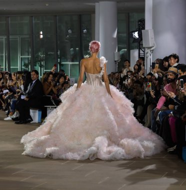 New York, Ny - 5 Ekim: Ines Di Santo Fall 2020 Gelinlik Runway Show 'unda 5 Ekim 2019' da New York 'ta bir model podyumda yürüyor..