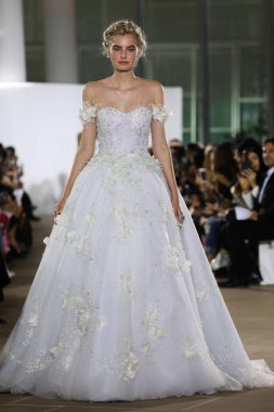 New York, Ny - 5 Ekim: Ines Di Santo Fall 2020 Gelinlik Runway Show 'unda 5 Ekim 2019' da New York 'ta bir model podyumda yürüyor..