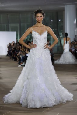 New York, Ny - 5 Ekim: Ines Di Santo Fall 2020 Gelinlik Runway Show 'unda 5 Ekim 2019' da New York 'ta bir model podyumda yürüyor..