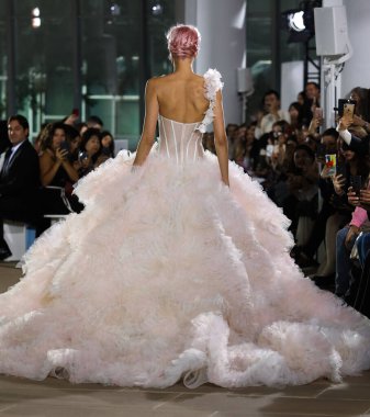 New York, Ny - 5 Ekim: Ines Di Santo Fall 2020 Gelinlik Runway Show 'unda 5 Ekim 2019' da New York 'ta bir model podyumda yürüyor..