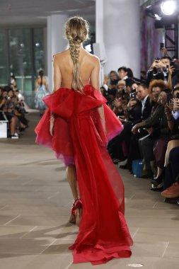 New York, Ny - 5 Ekim: Ines Di Santo Fall 2020 Gelinlik Runway Show 'unda 5 Ekim 2019' da New York 'ta bir model podyumda yürüyor..