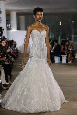 New York, Ny - 5 Ekim: Ines Di Santo Fall 2020 Gelinlik Runway Show 'unda 5 Ekim 2019' da New York 'ta bir model podyumda yürüyor..