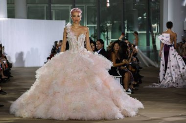 New York, Ny - 5 Ekim: Ines Di Santo Fall 2020 Gelinlik Runway Show 'unda 5 Ekim 2019' da New York 'ta bir model podyumda yürüyor..