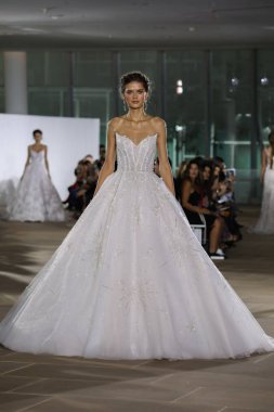 New York, Ny - 5 Ekim: Ines Di Santo Fall 2020 Gelinlik Runway Show 'unda 5 Ekim 2019' da New York 'ta bir model podyumda yürüyor..