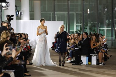 New York, Ny - 5 Ekim: Tasarımcı ve manken Ines Di Santo Sonbahar 2020 Gelinlik Runway Show sırasında 5 Ekim 2019 'da New York' ta yürür..