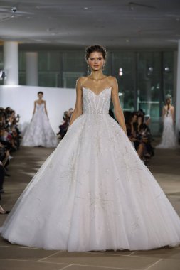 New York, Ny - 5 Ekim: Ines Di Santo Fall 2020 Gelinlik Runway Show 'unda 5 Ekim 2019' da New York 'ta bir model podyumda yürüyor..