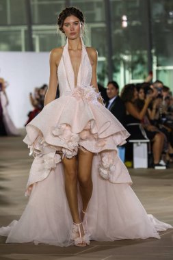 New York, Ny - 5 Ekim: Ines Di Santo Fall 2020 Gelinlik Runway Show 'unda 5 Ekim 2019' da New York 'ta bir model podyumda yürüyor..