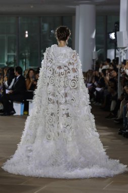 New York, Ny - 5 Ekim: Ines Di Santo Fall 2020 Gelinlik Runway Show 'unda 5 Ekim 2019' da New York 'ta bir model podyumda yürüyor..