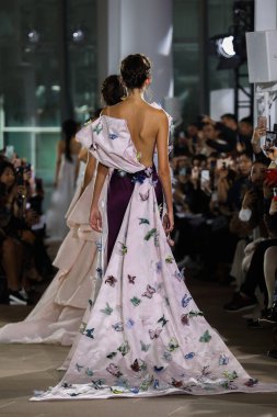 New York, Ny - 5 Ekim: Modeller 5 Ekim 2019 'da New York' ta düzenlenen Ines Di Santo Sonbaharı 2020 Gelinlik Runway Show 'unda podyum finalinde yürür..