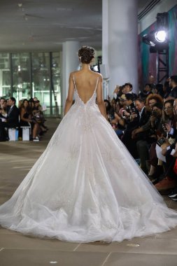 New York, Ny - 5 Ekim: Ines Di Santo Fall 2020 Gelinlik Runway Show 'unda 5 Ekim 2019' da New York 'ta bir model podyumda yürüyor..
