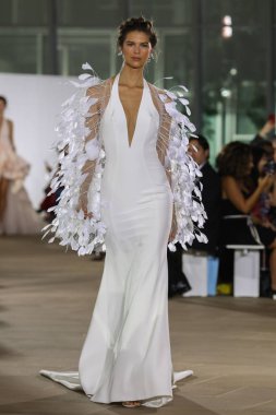 New York, Ny - 5 Ekim: Ines Di Santo Fall 2020 Gelinlik Runway Show 'unda 5 Ekim 2019' da New York 'ta bir model podyumda yürüyor..