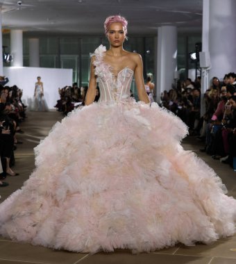 New York, Ny - 5 Ekim: Ines Di Santo Fall 2020 Gelinlik Runway Show 'unda 5 Ekim 2019' da New York 'ta bir model podyumda yürüyor..