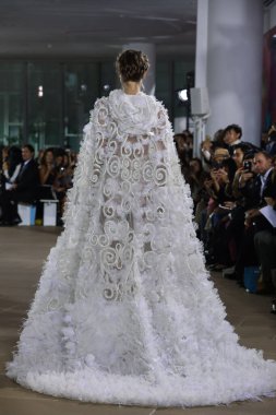 New York, Ny - 5 Ekim: Ines Di Santo Fall 2020 Gelinlik Runway Show 'unda 5 Ekim 2019' da New York 'ta bir model podyumda yürüyor..