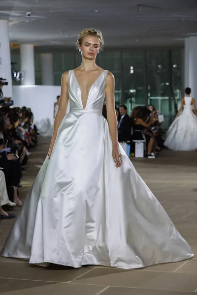 New York Října Modelka Projde Dráhu Během Svatební Přehlídky Ines — Stock fotografie