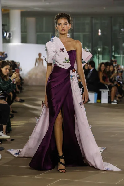 Nueva York Octubre Una Modelo Camina Por Pasarela Durante Desfile —  Fotos de Stock