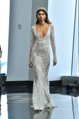 New York, Ny - 5 Ekim 2019 'da New York' ta düzenlenen Berta Fall 2020 gelin podyumu sırasında bir model podyumda yürüyor..
