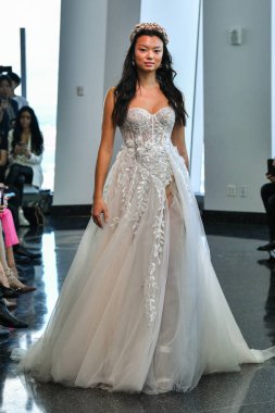 New York, Ny - 5 Ekim 2019 'da New York' ta düzenlenen Berta Fall 2020 gelin podyumu sırasında bir model podyumda yürüyor..