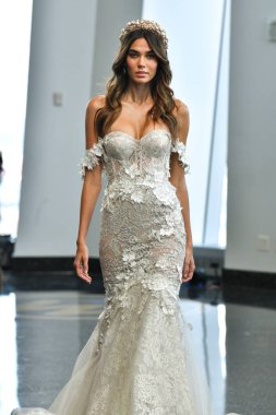 New York, Ny - 5 Ekim 2019 'da New York' ta düzenlenen Berta Fall 2020 gelin podyumu sırasında bir model podyumda yürüyor..
