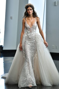 New York, Ny - 5 Ekim 2019 'da New York' ta düzenlenen Berta Fall 2020 gelin podyumu sırasında bir model podyumda yürüyor..