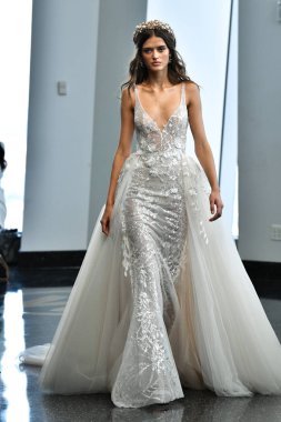 New York, Ny - 5 Ekim 2019 'da New York' ta düzenlenen Berta Fall 2020 gelin podyumu sırasında bir model podyumda yürüyor..