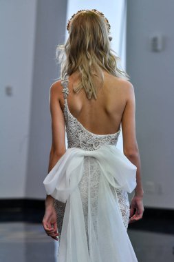 New York, Ny - 5 Ekim 2019 'da New York' ta düzenlenen Berta Fall 2020 gelin podyumu sırasında bir model podyumda yürüyor..