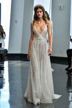 New York, Ny - 5 Ekim 2019 'da New York' ta düzenlenen Berta Fall 2020 gelin podyumu sırasında bir model podyumda yürüyor..