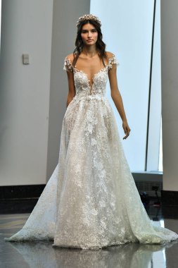 New York, Ny - 5 Ekim 2019 'da New York' ta düzenlenen Berta Fall 2020 gelin podyumu sırasında bir model podyumda yürüyor..