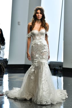 New York, Ny - 5 Ekim 2019 'da New York' ta düzenlenen Berta Fall 2020 gelin podyumu sırasında bir model podyumda yürüyor..