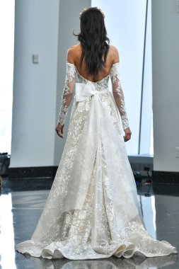 New York, Ny - 5 Ekim 2019 'da New York' ta düzenlenen Berta Fall 2020 gelin podyumu sırasında bir model podyumda yürüyor..