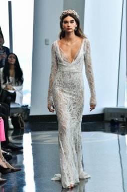 New York, Ny - 5 Ekim 2019 'da New York' ta düzenlenen Berta Fall 2020 gelin podyumu sırasında bir model podyumda yürüyor..