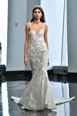 New York, Ny - 5 Ekim 2019 'da New York' ta düzenlenen Berta Fall 2020 gelin podyumu sırasında bir model podyumda yürüyor..