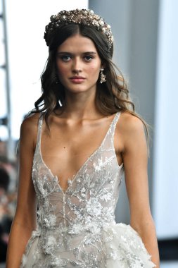 New York, Ny - 5 Ekim 2019 'da New York' ta düzenlenen Berta Fall 2020 gelin podyumu sırasında bir model podyumda yürüyor..