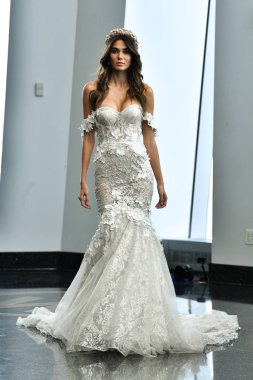 New York, Ny - 5 Ekim 2019 'da New York' ta düzenlenen Berta Fall 2020 gelin podyumu sırasında bir model podyumda yürüyor..