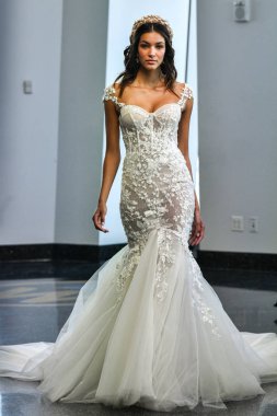 New York, Ny - 5 Ekim 2019 'da New York' ta düzenlenen Berta Fall 2020 gelin podyumu sırasında bir model podyumda yürüyor..