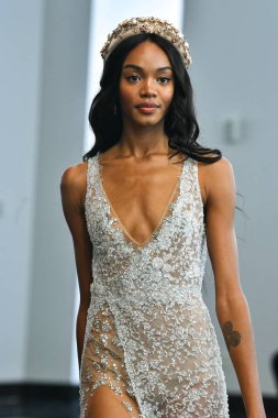 New York, Ny - 5 Ekim 2019 'da New York' ta düzenlenen Berta Fall 2020 gelin podyumu sırasında bir model podyumda yürüyor..