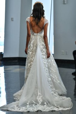 New York, Ny - 5 Ekim 2019 'da New York' ta düzenlenen Berta Fall 2020 gelin podyumu sırasında bir model podyumda yürüyor..