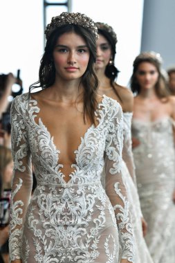 New York, Ny - 5 Ekim: Modeller 5 Ekim 2019 'da New York' ta düzenlenen Berta Fall 2020 Gelinlik Gösterisi 'nde podyum finalinde yürür..