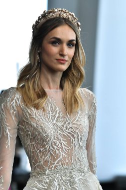 New York, Ny - 5 Ekim 2019 'da New York' ta düzenlenen Berta Fall 2020 gelin podyumu sırasında bir model podyumda yürüyor..
