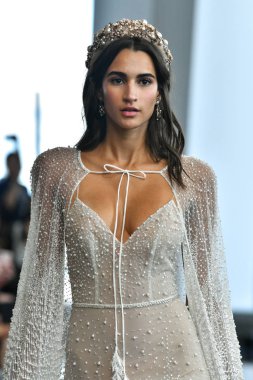 New York, Ny - 5 Ekim 2019 'da New York' ta düzenlenen Berta Fall 2020 gelin podyumu sırasında bir model podyumda yürüyor..