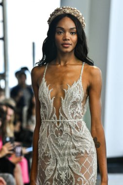 New York, Ny - 5 Ekim 2019 'da New York' ta düzenlenen Berta Fall 2020 gelin podyumu sırasında bir model podyumda yürüyor..