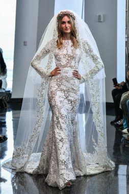 New York, Ny - 5 Ekim 2019 'da New York' ta düzenlenen Berta Fall 2020 gelin podyumu sırasında bir model podyumda yürüyor..