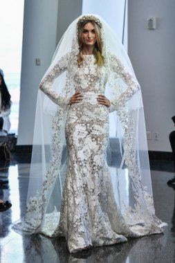 New York, Ny - 5 Ekim 2019 'da New York' ta düzenlenen Berta Fall 2020 gelin podyumu sırasında bir model podyumda yürüyor..